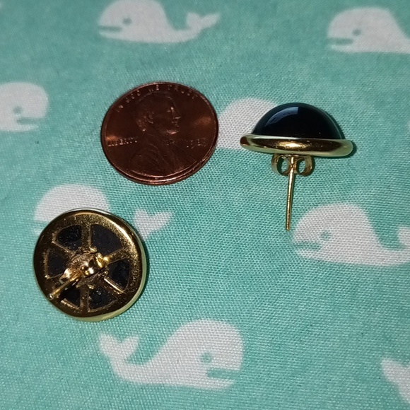 Large Dome cut Onyx and 14 karat gold stud earrings. - Picture 5 of 6